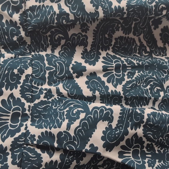 Green and white patterned dress - Picture 2 of 4